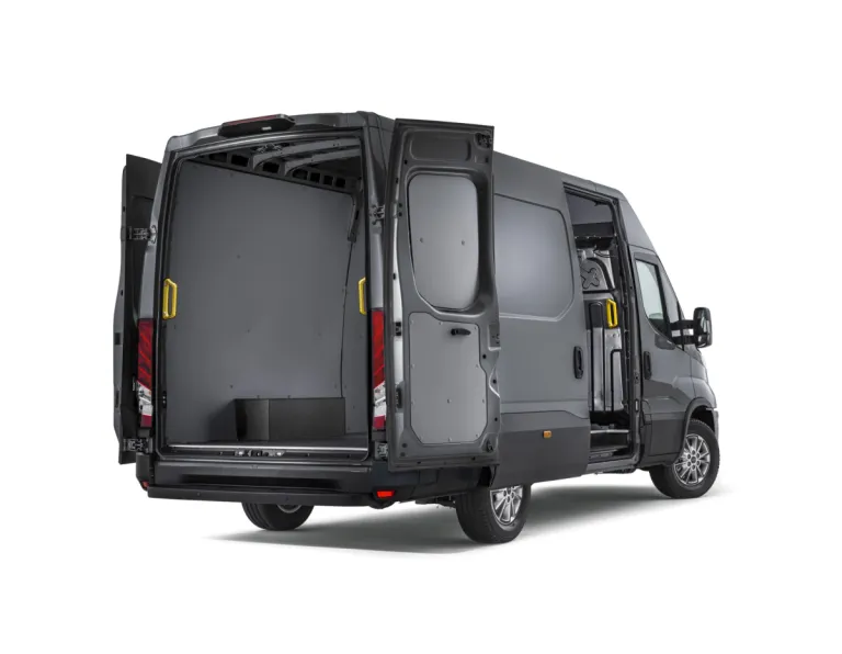 IVECO Daily bestelwagen met geopende achterdeuren en laadruimte
