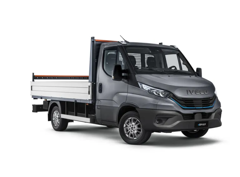 IVECO eDaily met open laadbak (studio)
