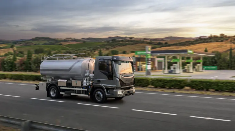IVECO Eurocargo tankwagen op de snelweg