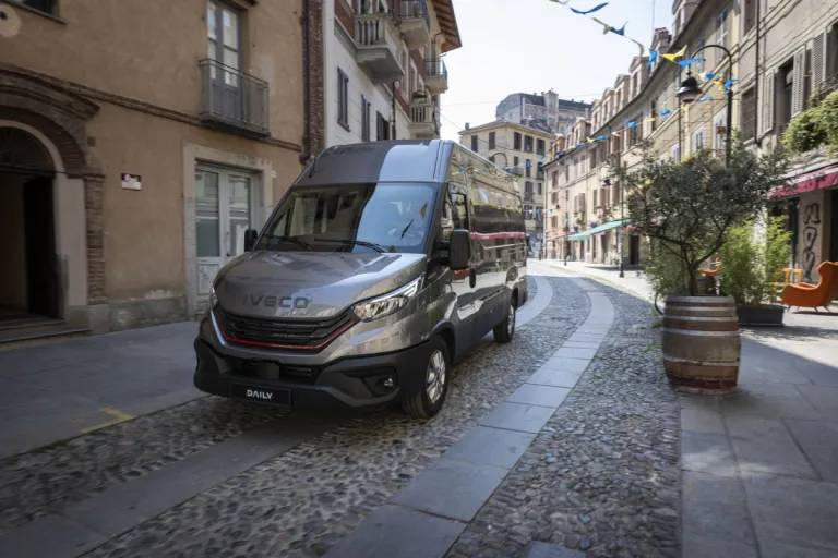 IVECO Daily bestelwagen in een historische straat