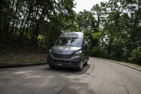 IVECO Daily bestelwagen rijdend op een bosweg, schuin van voren