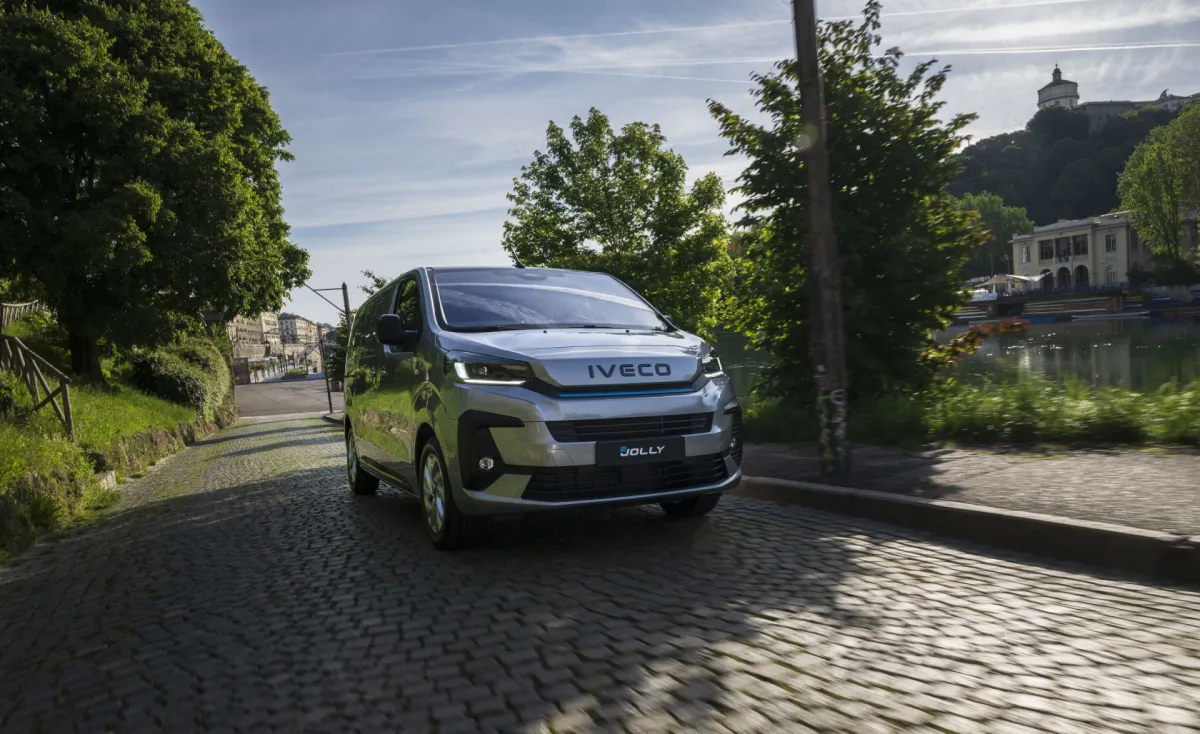 IVECO eJolly, schuin vooraanzicht op een kasseienweg