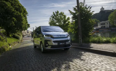 IVECO eJolly, schuin vooraanzicht op een kasseienweg