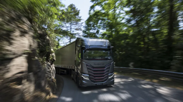 IVECO S-Way rijdend door een bos