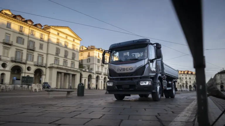 IVECO Eurocargo rijdend in de avondstad