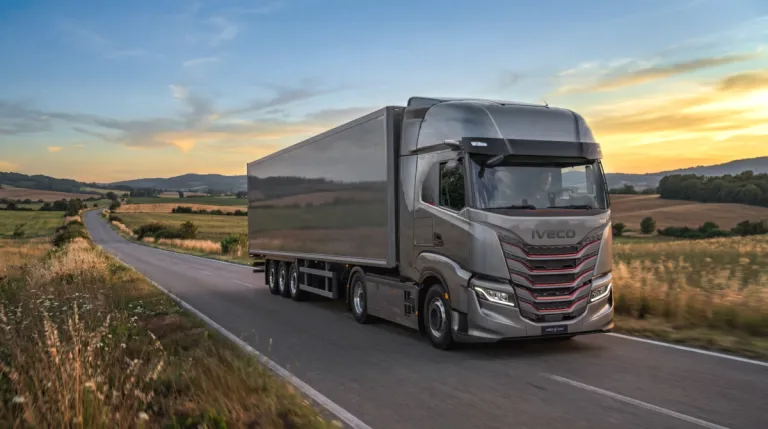 IVECO S-Way bij zonsondergang
