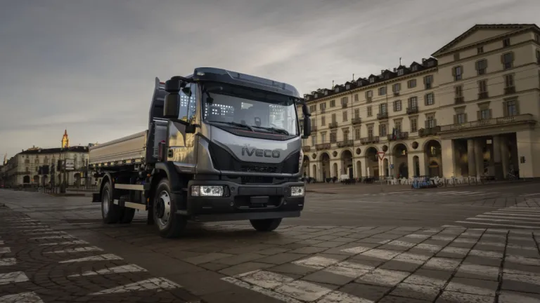 IVECO Eurocargo op een plein bij zonsopkomst