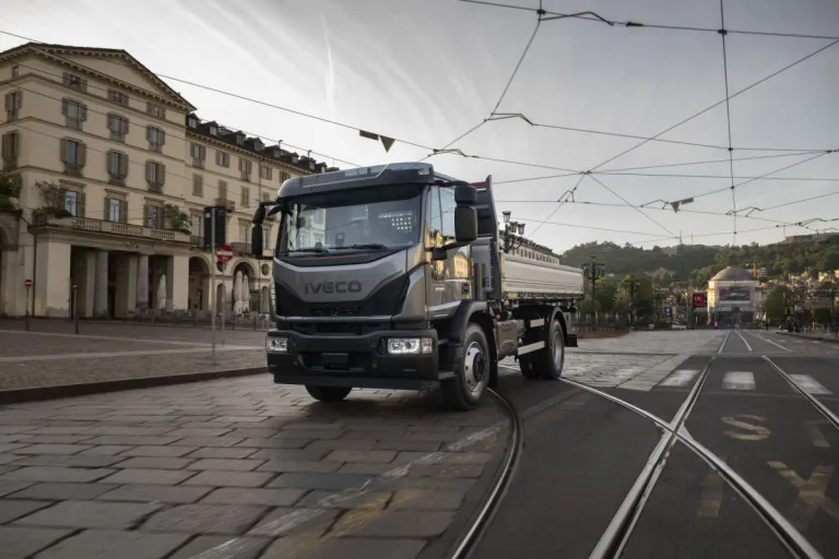 IVECO Eurocargo met kipperbak bij tramsporen