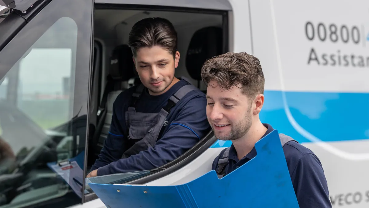 Werkplaats Voorman IVECO Schouten, twee personen