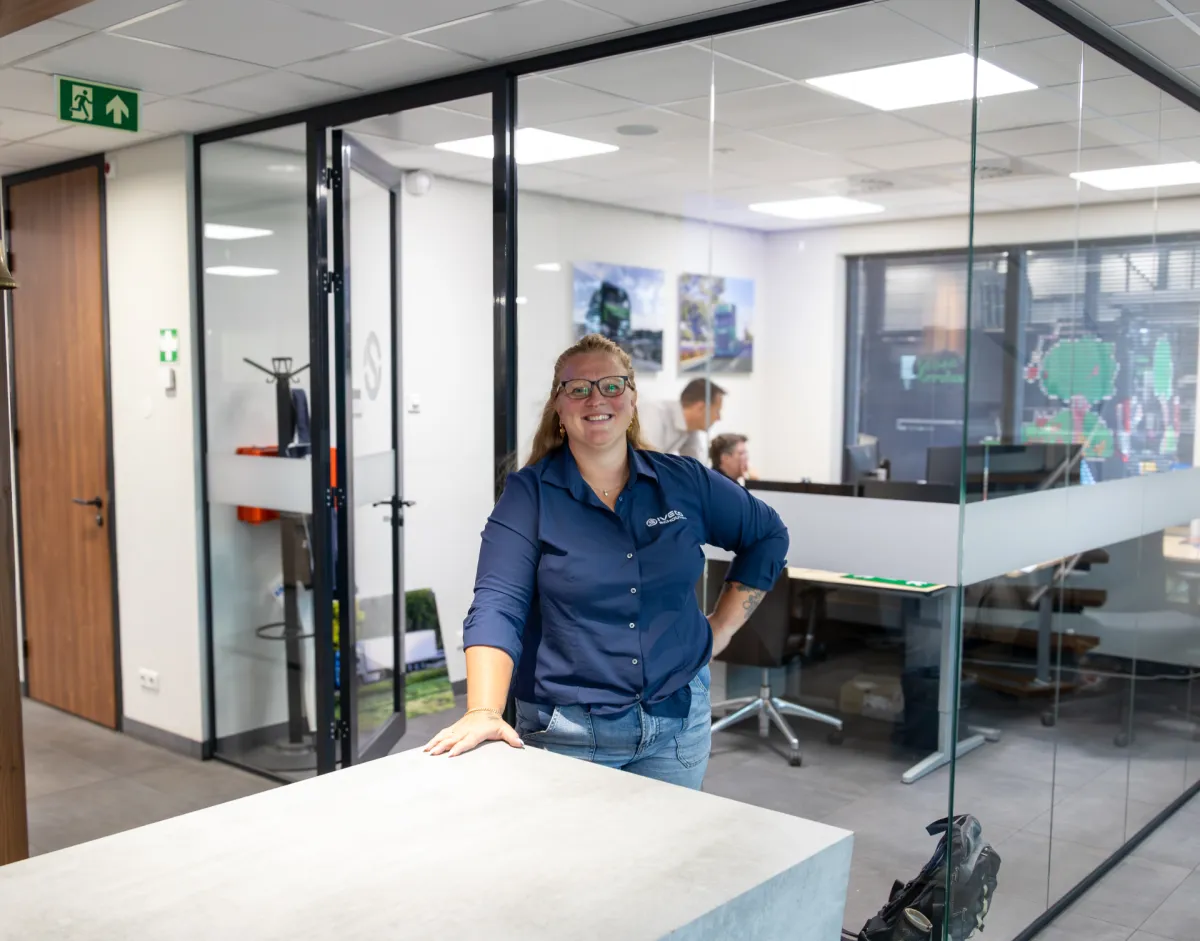 Medewerker met hand op de balie