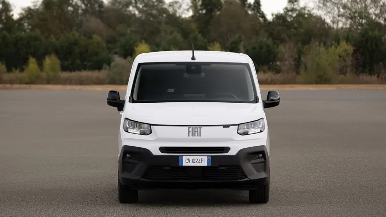 Fiat Doblò Cargo, rijdend op de weg