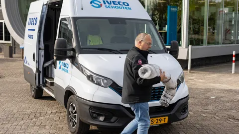 Oproep chauffeur met onderdeel in de hand