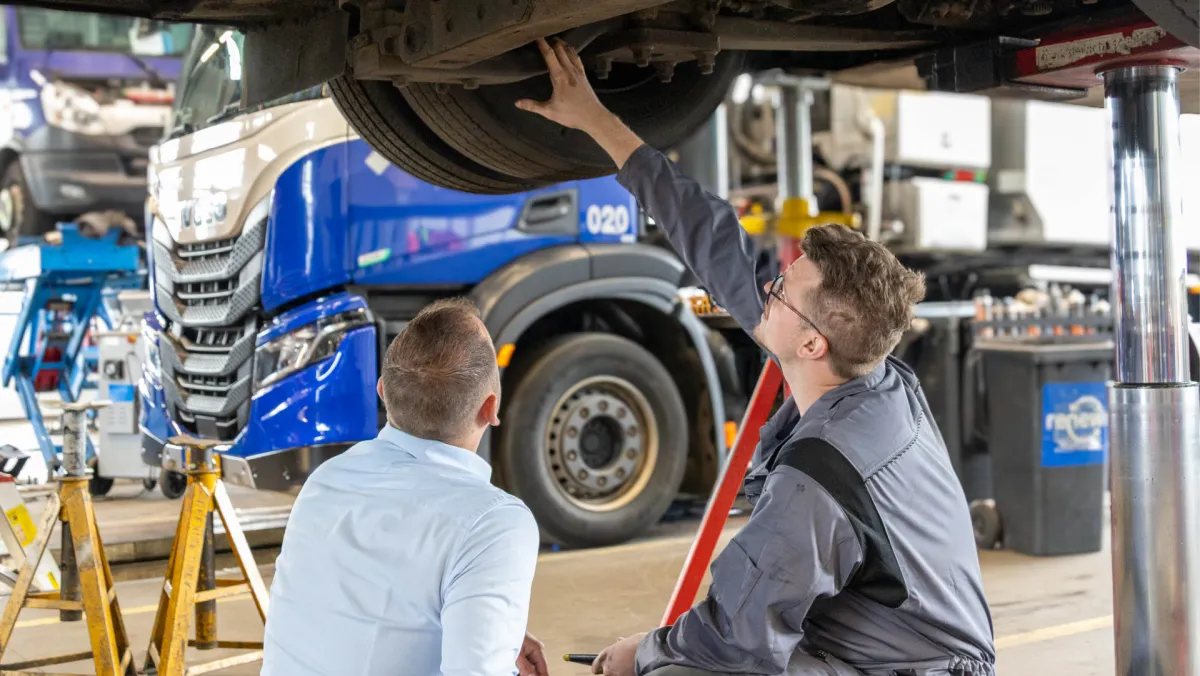 Monteurs onder bus - IVECO Schouten