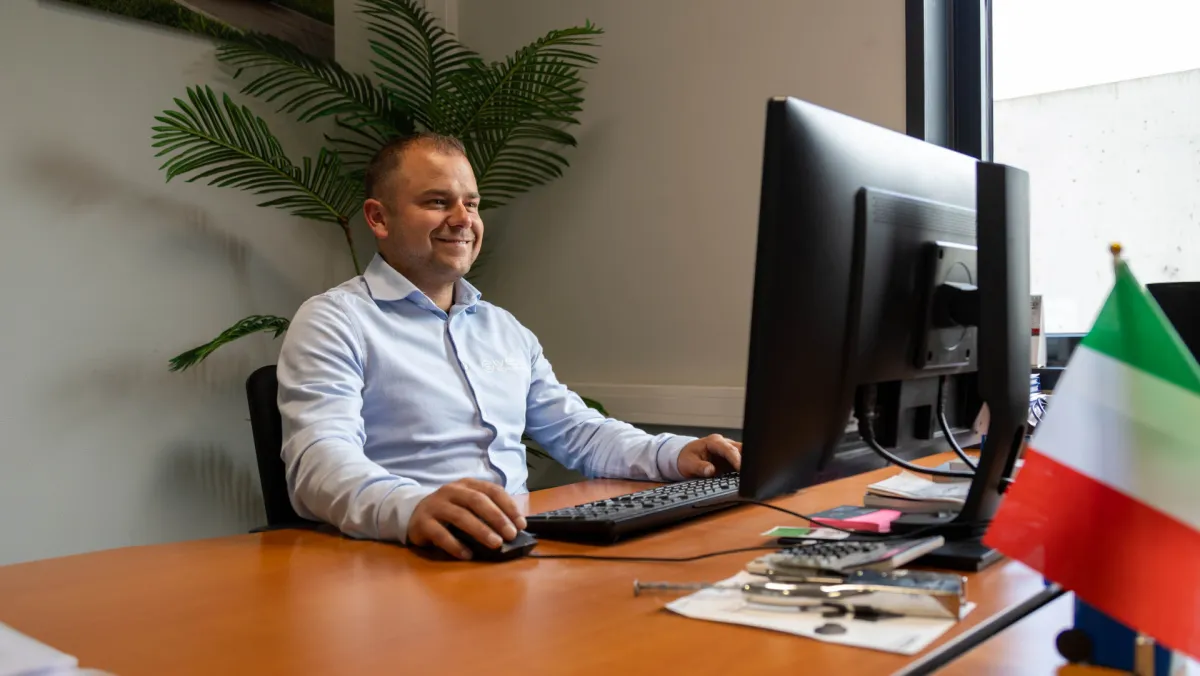 Vestigingsmanager achter computer IVECO Schouten