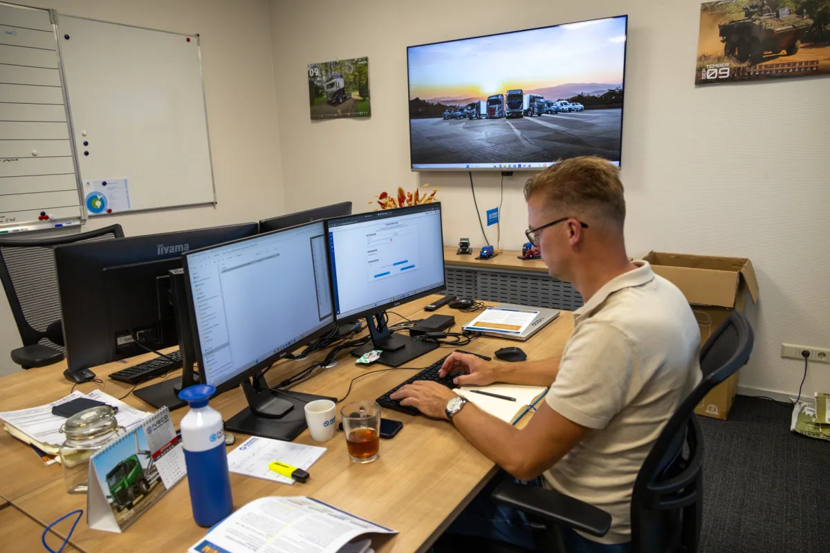Kantoormedewerker achter scherm