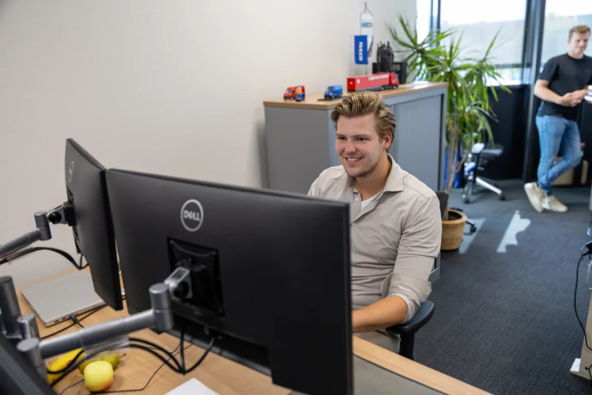 Man werkend achter computer