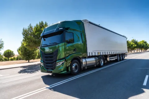 Groene Iveco LNG-truck op zonnige snelweg