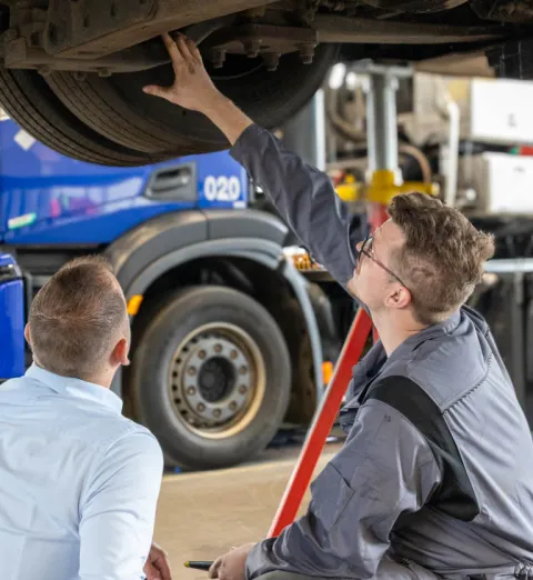 Monteurs onder bus - IVECO Schouten